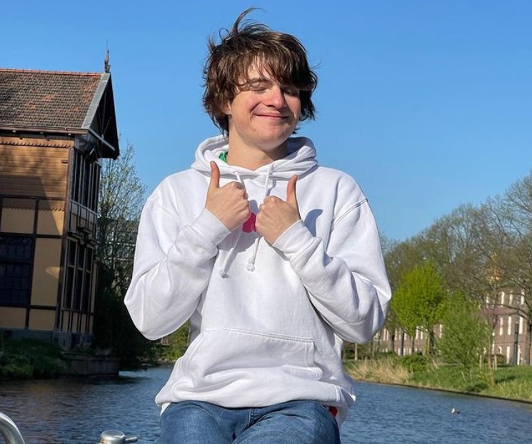 Tubbo wearing a White Hoodie in Amsterdam