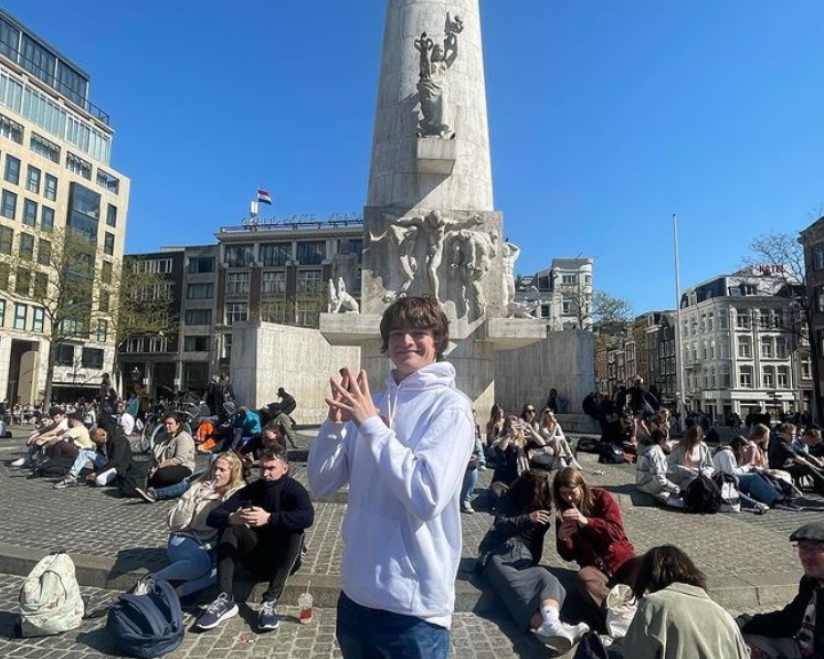 Tubbo posing in Amsterdam wearing a white hoodie