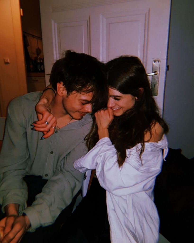 Charlie Heaton with his girlfriend Natalia Dyer 